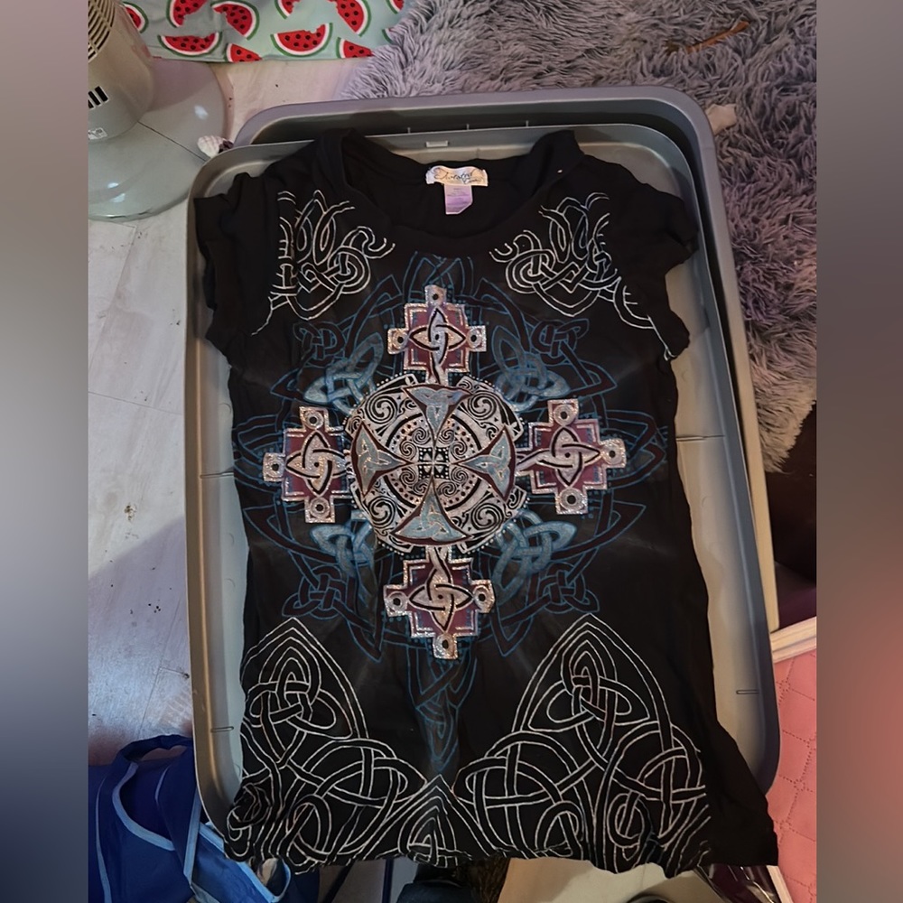 Like New silver sparkle cool “evil eye”-looking design Twisted shirt sleeve tee